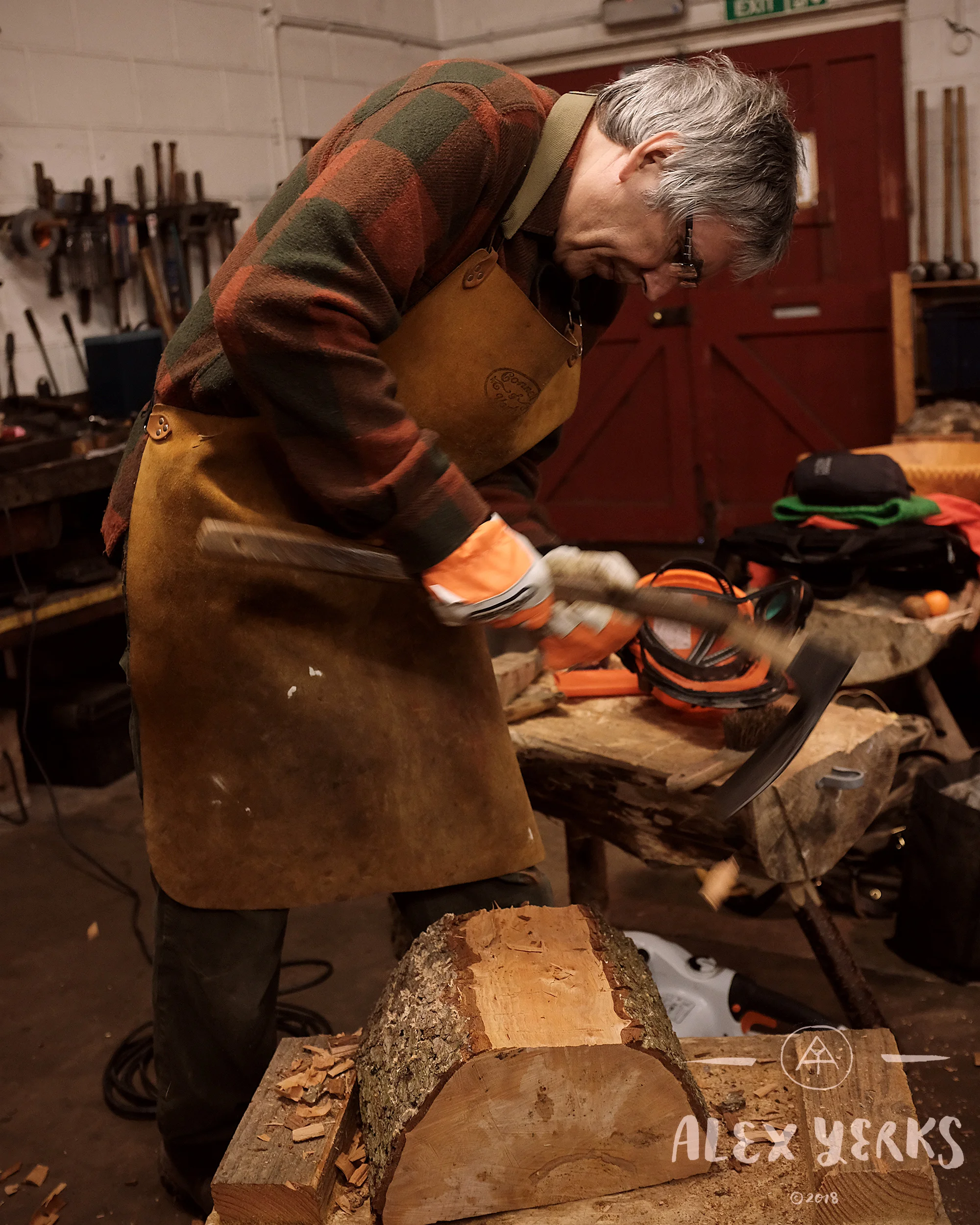 Alastair brought along some gorgeous Alder for us to dig into. This tree is actually one that grew next to the alder they felled for Barn the Spoon's Thousand Spoon Project. I wish this timber grew in New York where I live. It carves so nicely.