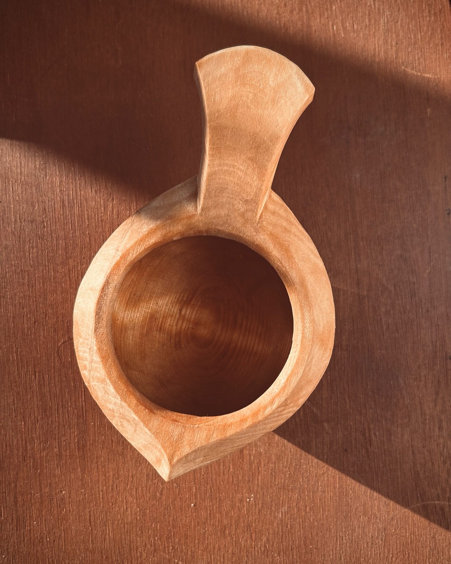 Another cup dried, oiled, and ready to photograph. This one is up for grabs!

White birch - linseed oil and beeswax.
 
 
 
 
 
 

  #spooncarving #greenwoodworking #kuksa #sloyd #spoons #handcraft #handmade #maker #kitchendecor #woodenspoons
#handcar