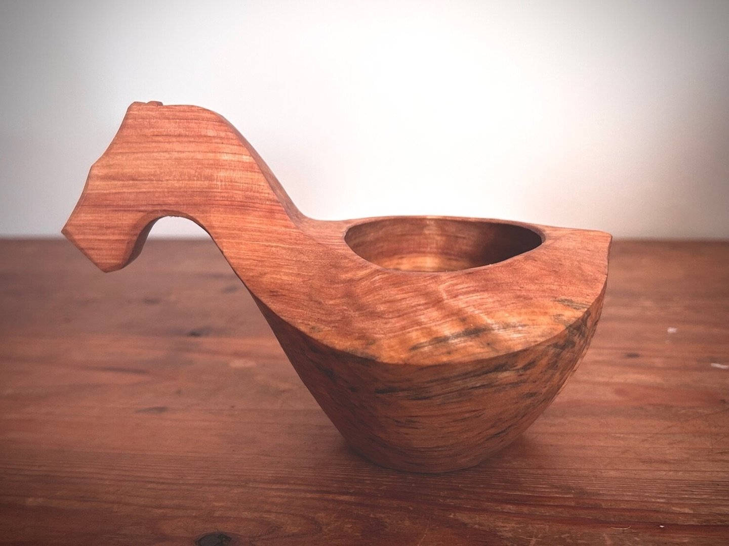 This beauty is up for grabs. Kjenge inspired ready to sip in style 👌🏻🪓
 
 
 
 
 

 #spooncarving #greenwoodworking #kuksa #sloyd #spoons #handcraft #handmade #maker #kitchendecor #woodenspoons
#handcarved #weddinggift #slowcraft #bushcraft #coffee