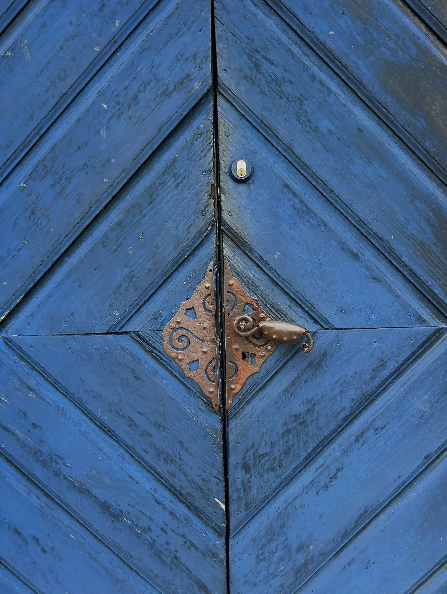 Another portal. 

I&rsquo;ve been thinking more and more about how I want to design my entrance to my workshop.

One of the front doors at @saterglantan folk school in Dalarna Sweden. The handle and locking mechanism are as beautiful as its function.
