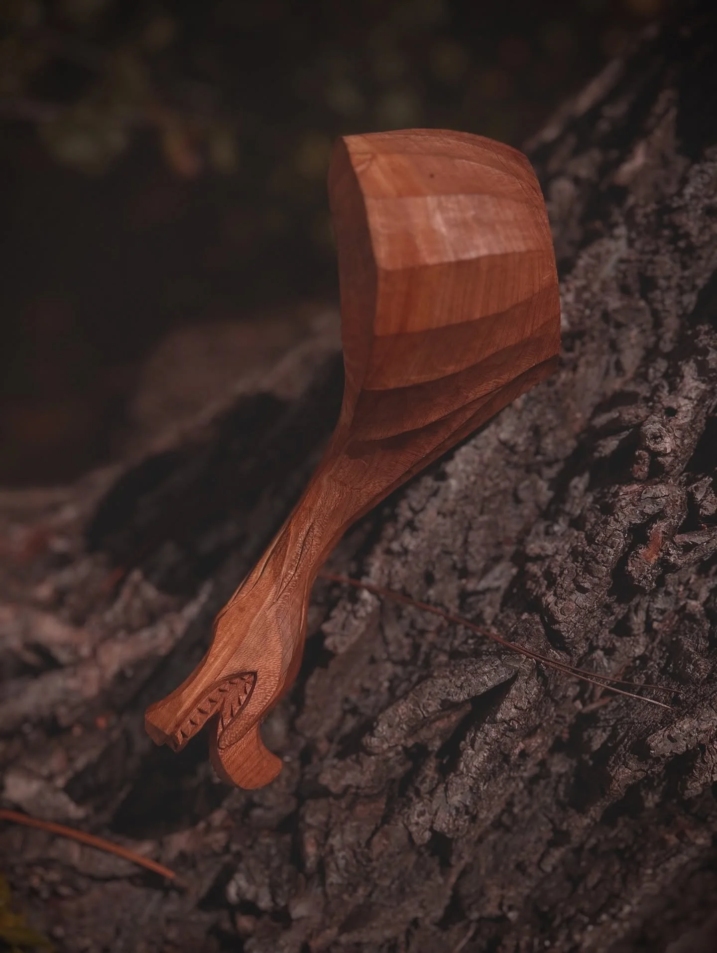 More angles of the serpent. I love the way the pale sapwood encircles the entire top rim of the cup contrasting against the amber heartwood. 
 
 
 
  #spooncarving #greenwoodworking #kuksa #sloyd #spoons #handcraft #handmade #maker #kitchendecor #woo