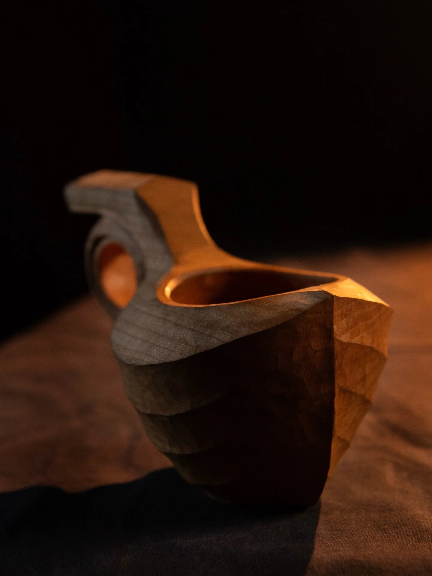 Ok, one last photograph of this cup. I can&rsquo;t help it!

The facets and texture get me every time.
 
 
 
 

#sloyd #kuksa #greenwoodworking #handmade #stopthrowawayculture