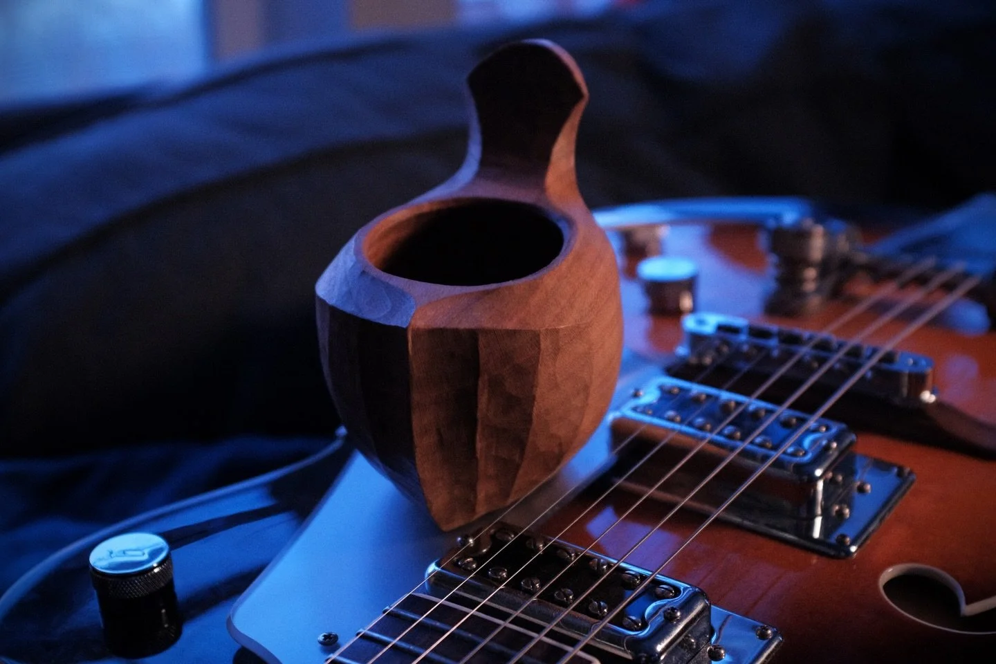 More winter light and visions of the latest kuksa collection.
 
 
 
 
#kuksa #handcarved #greenwoodworking #spooncarving #coffee