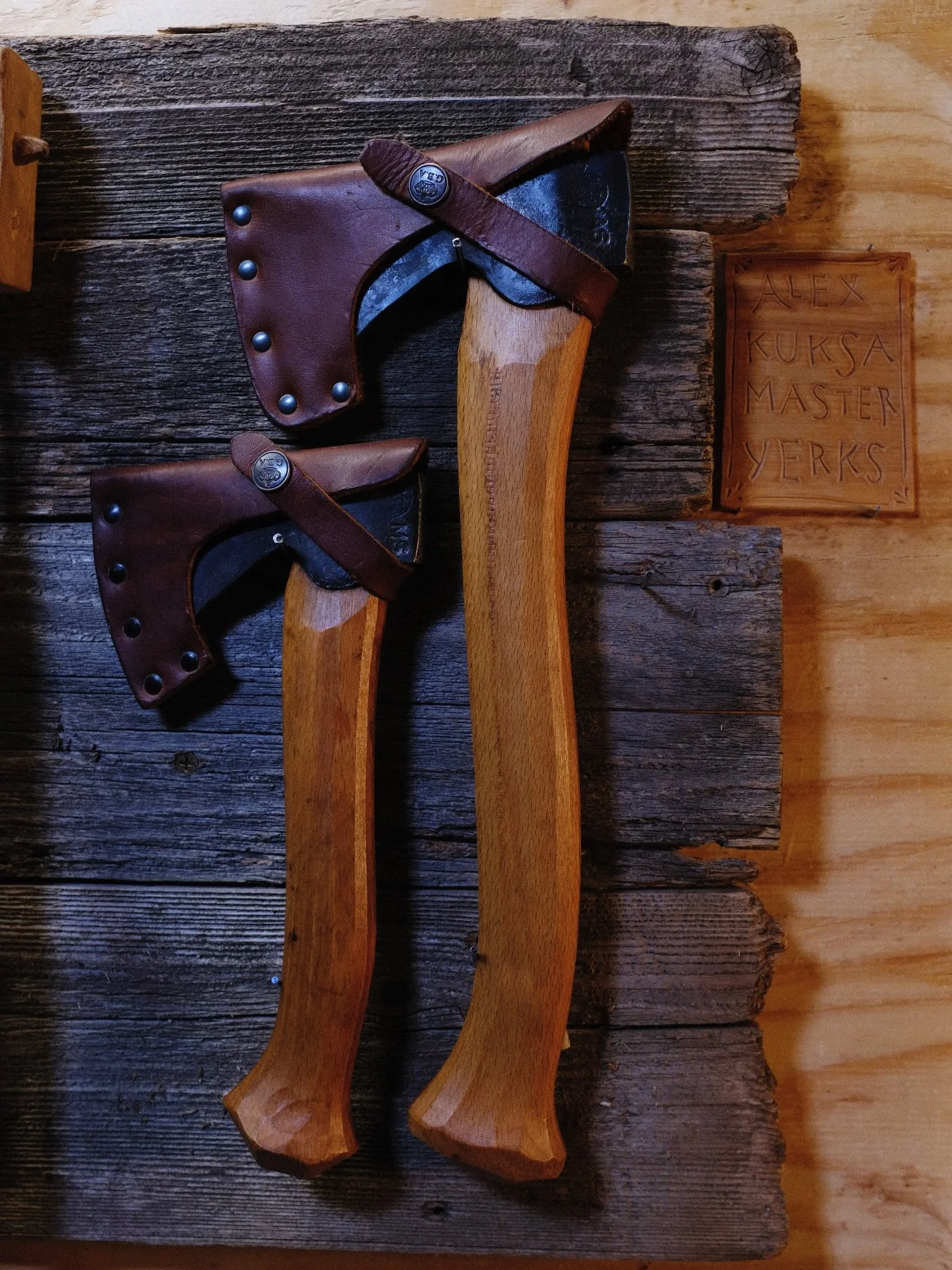 I finally have a place to hang my axes.. and this lovely little wooden tablet Molly @slojdarmolly made me after taking my class a couple years ago. 🧁

It&rsquo;s so nice to have a permanent place to start hanging up the collections and oddities of a