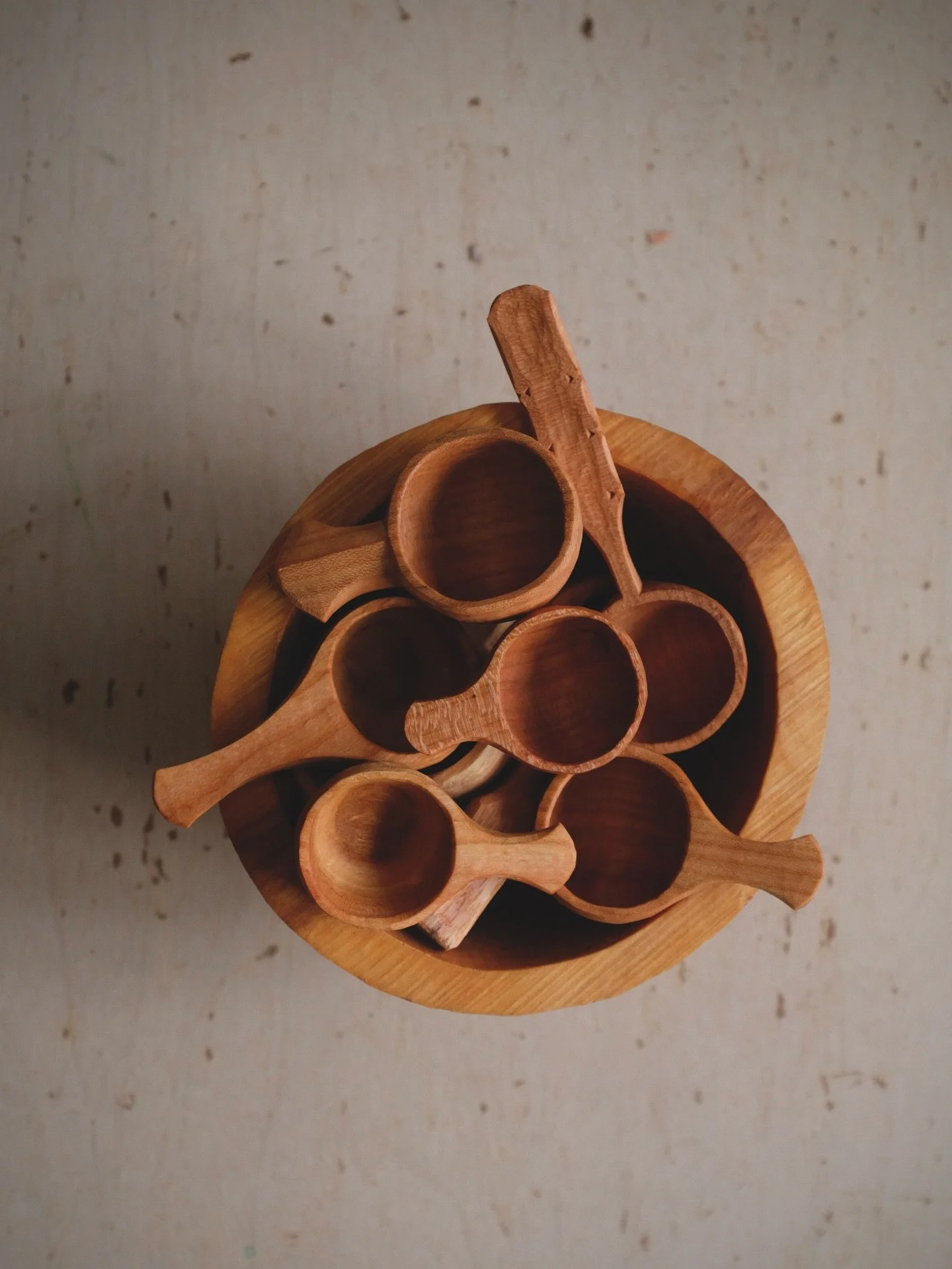 I&rsquo;ve had a bit of a shkoop obsession this week. Carved a bowl of them in various sizes, shapes, and a few that are paper thin.
 
 
 

#greenwoodworking #sloyd #handcarved #scoop #coffee