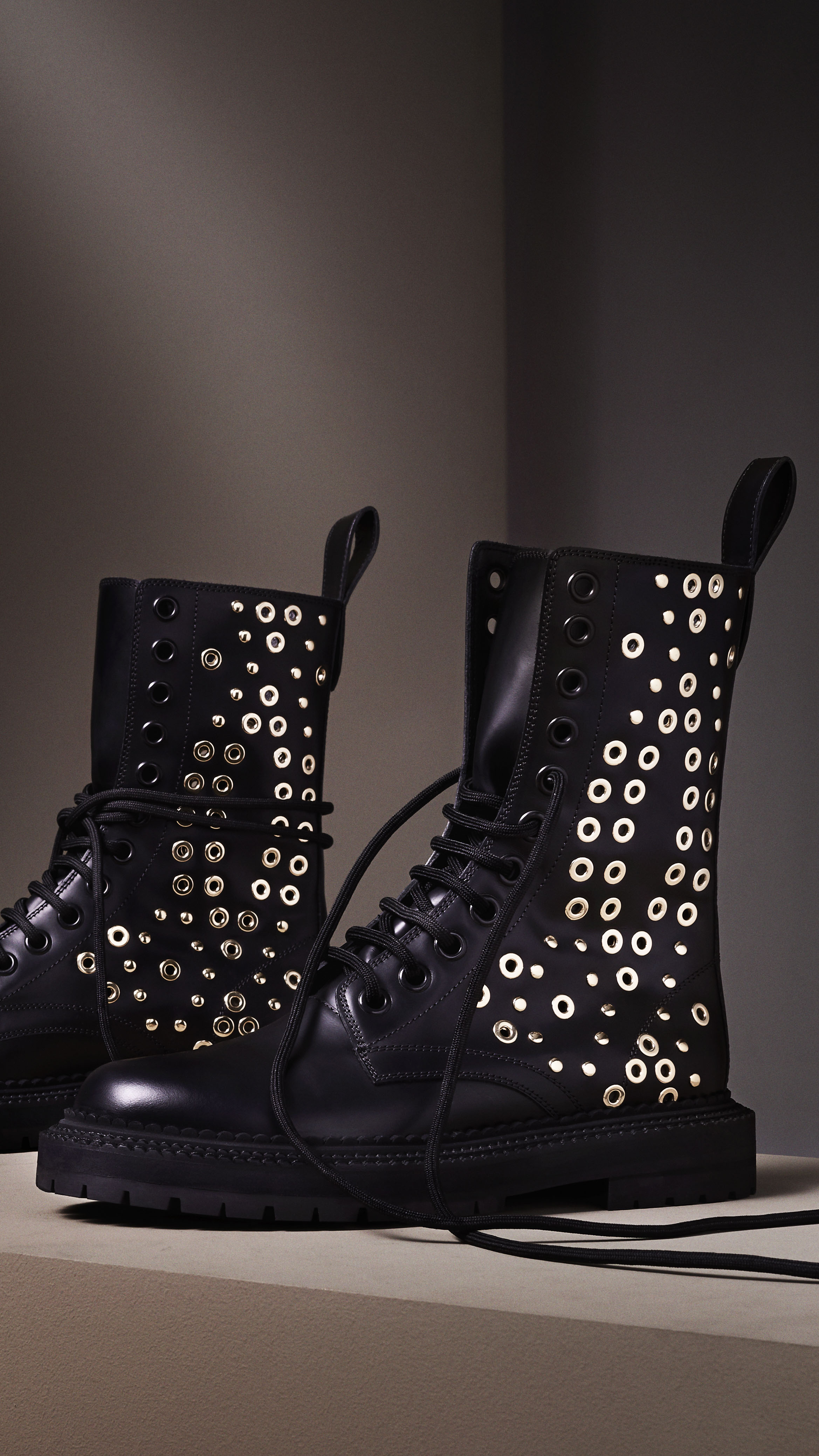 DD_FLAT_BOOT_EYELETS_WW_RGB_CROPPED_01_PORTRAIT.jpg