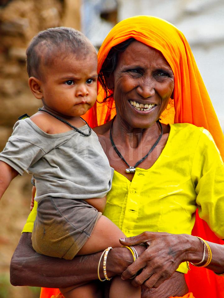 2011 Jaipur Mother and Child.jpg