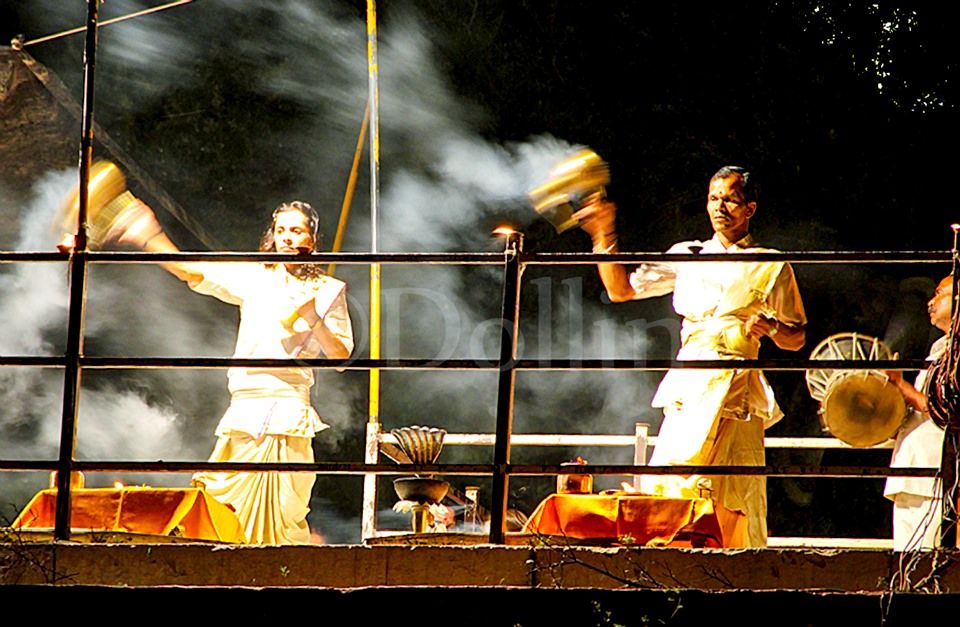 2011 Varanasi Evening Ceremony.jpg