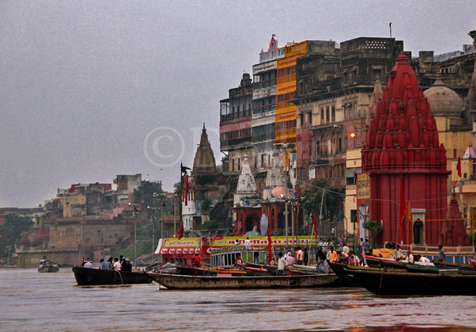2011 Varanasi Ganges1.jpg