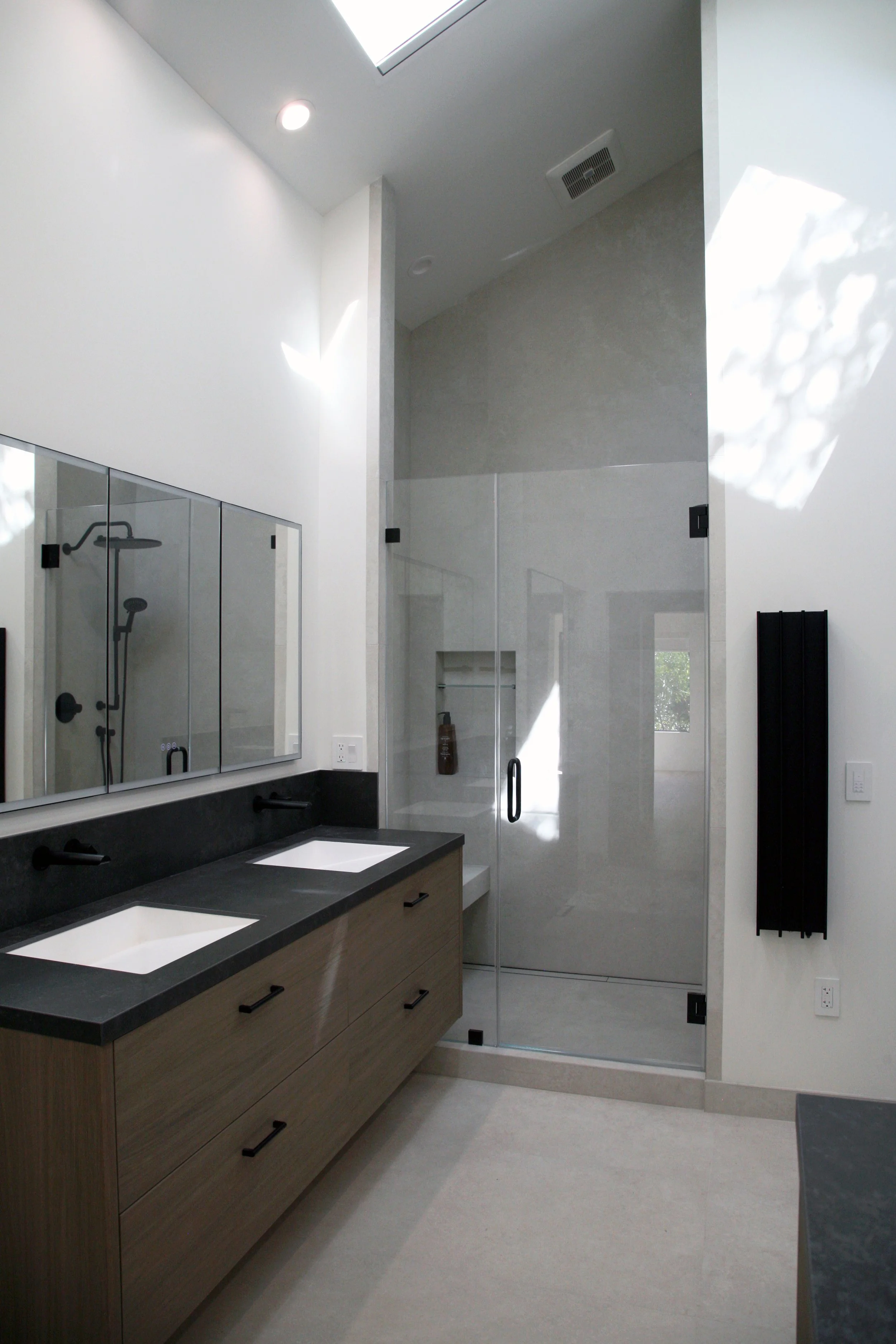 SAN CARLOS HOUSE 86 PRIMARY BATH.JPG
