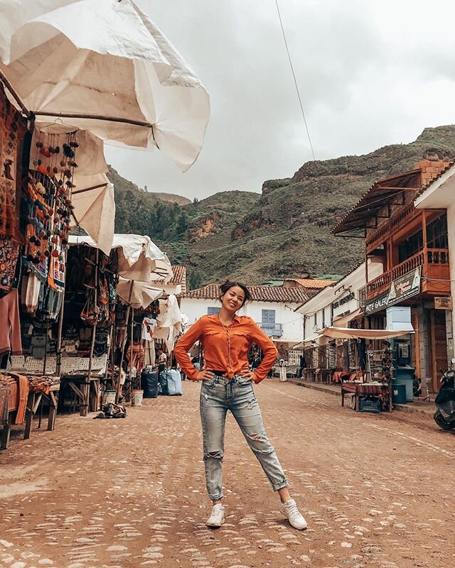 POR QUÉ NO TE DA LA VIDA
.
Hace dos meses empecé a preguntarles a mis suscriptores en qué los puedo ayudar, desde mi experiencia con la #productividad y la organización. Y las respuestas se repiten: “Que tengo mucho para hacer”, “que me distraigo demasiado”, “que el #tiempo no alcanza”, y el famoso “que no me da la vida”... .
Qué frase tan popular y rara, ¿no? .
Y como sé que en realidad se refieren a una sensación o malestar emocional, hoy quiero compartirte algunas razones por las cuales PARECE que no te da la vida (cuando en realidad la tenés de sobra).
.
No te da la vida porque te esfuerzas demasiado en tratar de “gestionar” el tiempo, cuando en realidad nadie tiene el poder de producir, eliminar, mover o multiplicarlo.
.
No te da la vida porque actúas motivada por la #ansiedad de lo q “deberías hacer”, sin pensar en el resultado que realmente deseas.
.
No te da la vida porque piensas demasiado en cosas que no podés controlar, como en el qué dirán o en acciones que dependen de otro