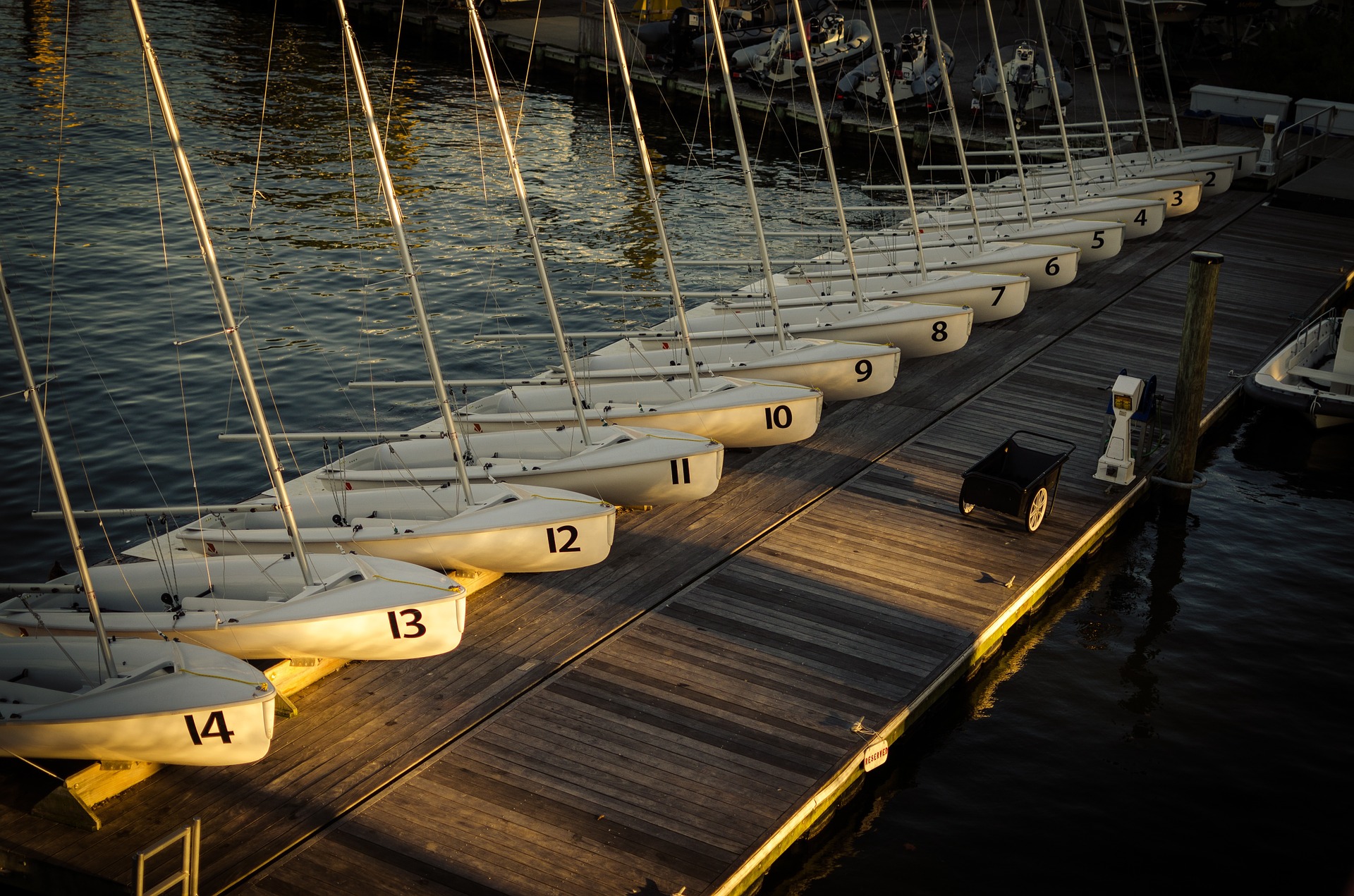 sail-boats-1030720_1920.jpg