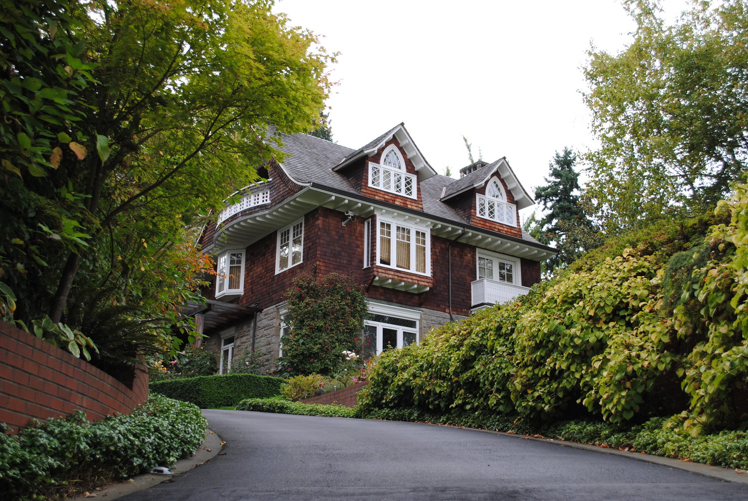 Kurt_Cobain's_House_1,_Lake_Washington_Boulevard,_Seattle,_WA.jpg