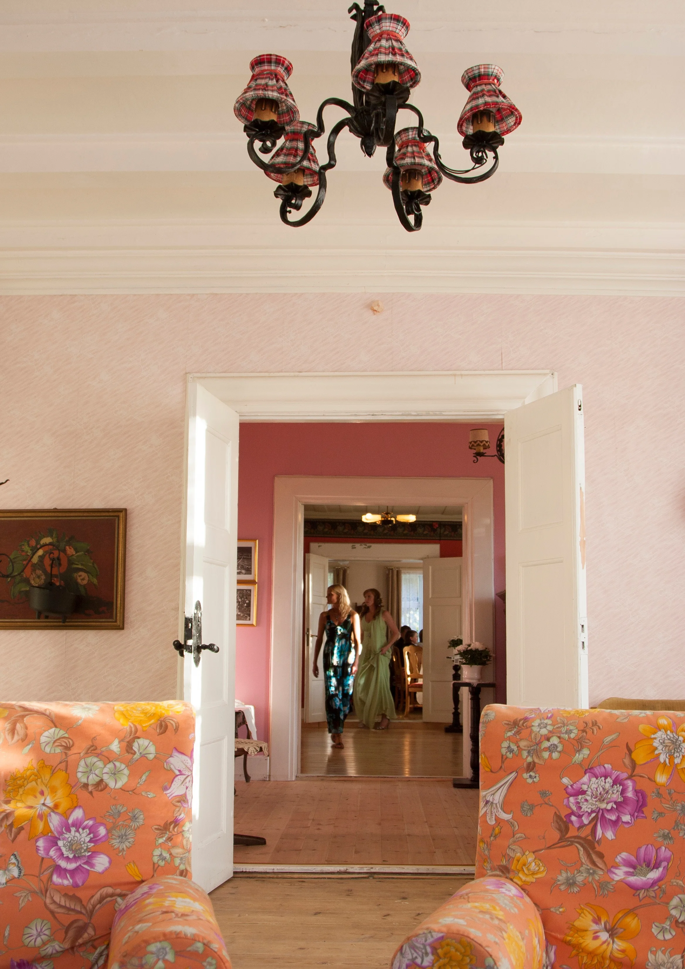 home-wall-color-living-room-room-interior-design-137766-pxhere.com.jpg