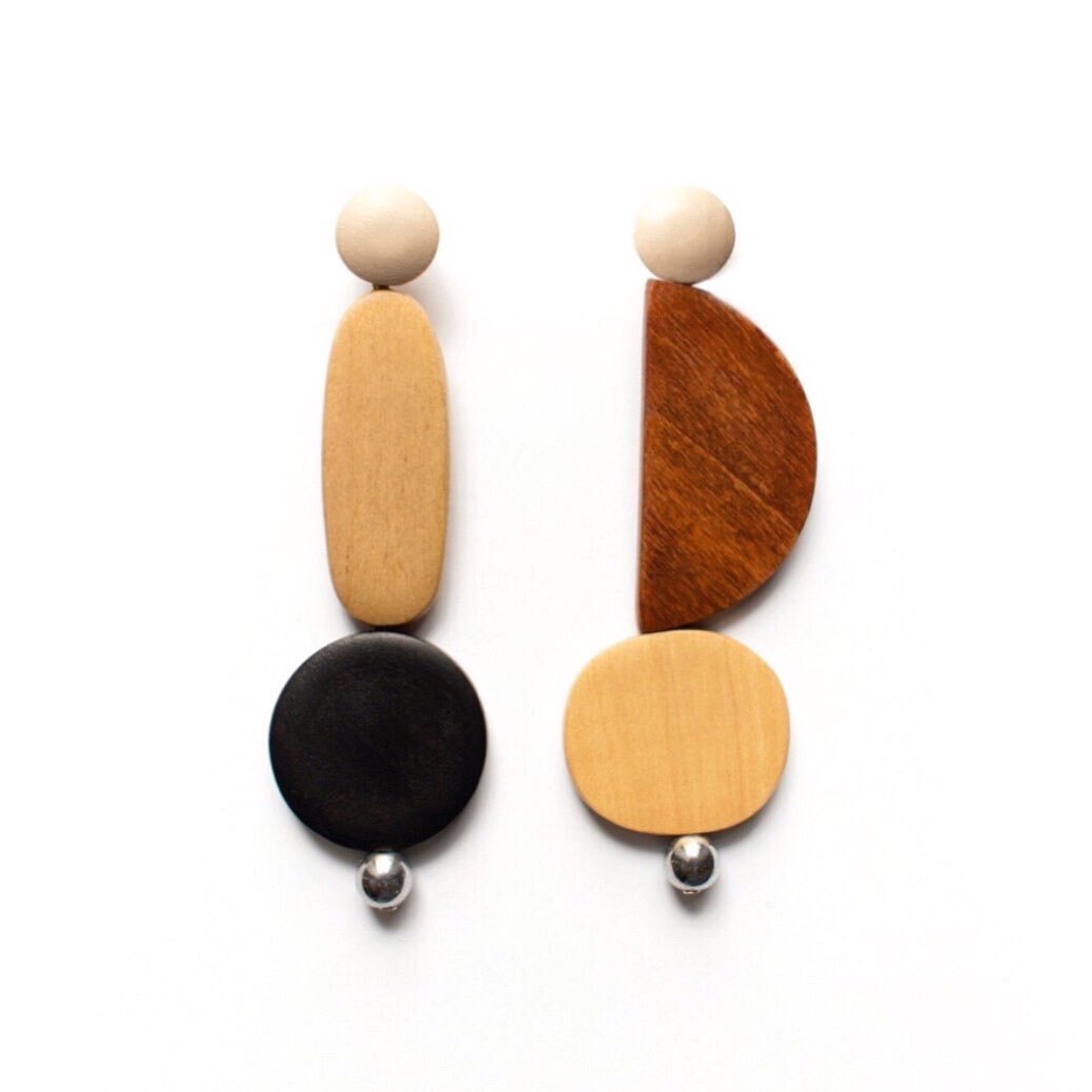 Cubist-inspired asymmetrical earrings. Crafted with hand sculpted reclaimed wood elements and hematite beads suspended from hand painted hard wood posts &bull;
.
.
.
.
.
.
.
.
.
.
.
.
.
.
.
#handmadeearrings #earringlove 
#slowfashion  #sustainablefa