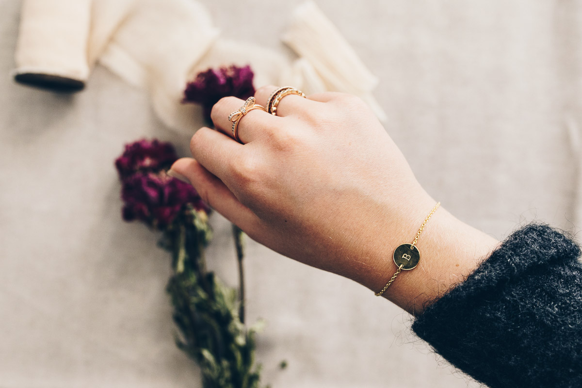 Brautjungfer Geschenk Armband Gold Buchstabe - Viviane Lenders x Ellisue