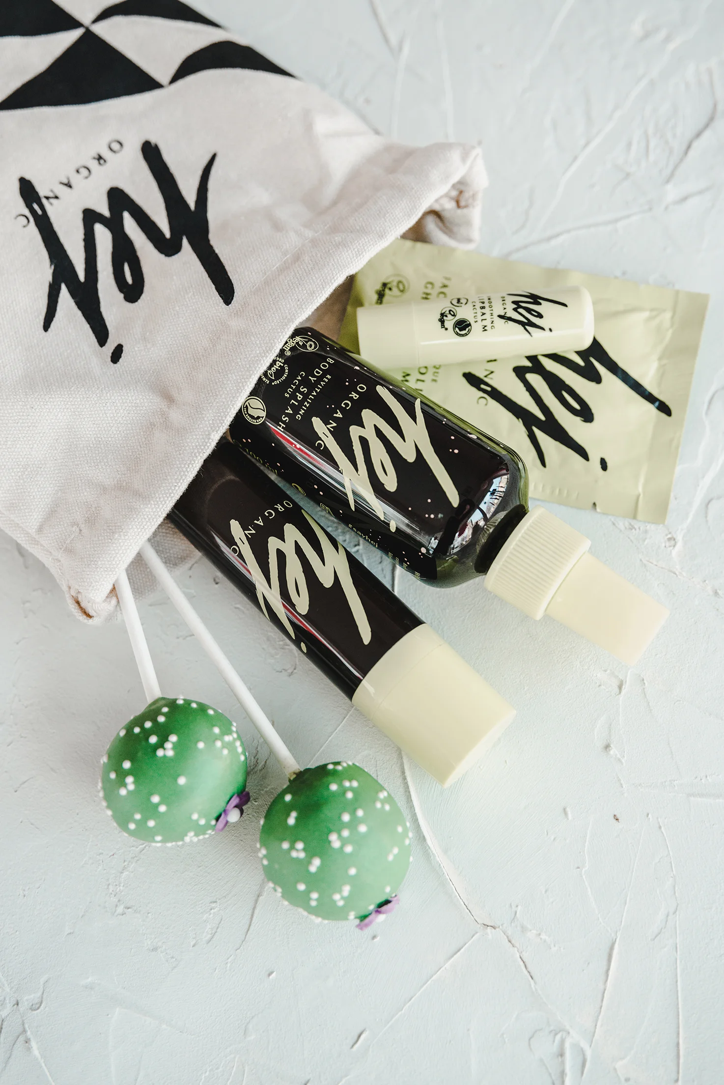 Produkt Shooting mit Hej Organic. Fotos Evelina Galinis, Sweets Zuckersüß & Rosenrot, Papeterie & Schmuck Viviane Lenders