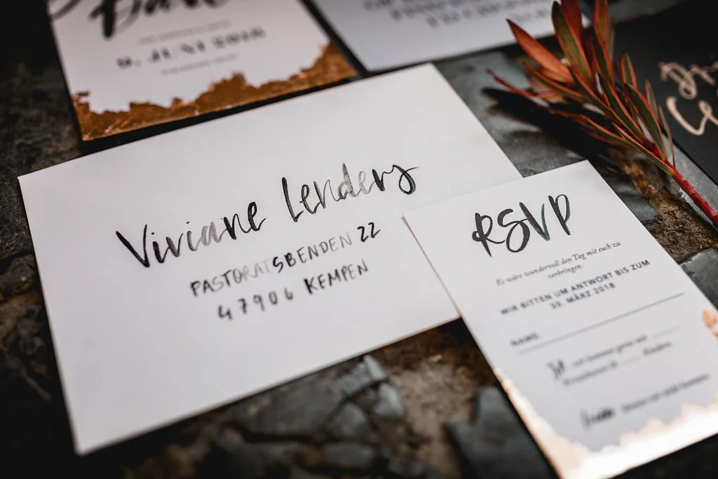 Beschrifteter Umschlag, Hochzeitspapeterie, Wedding Stationery, Minimal, Boho, Lettering, Rosegold - via Viviane Lenders Design