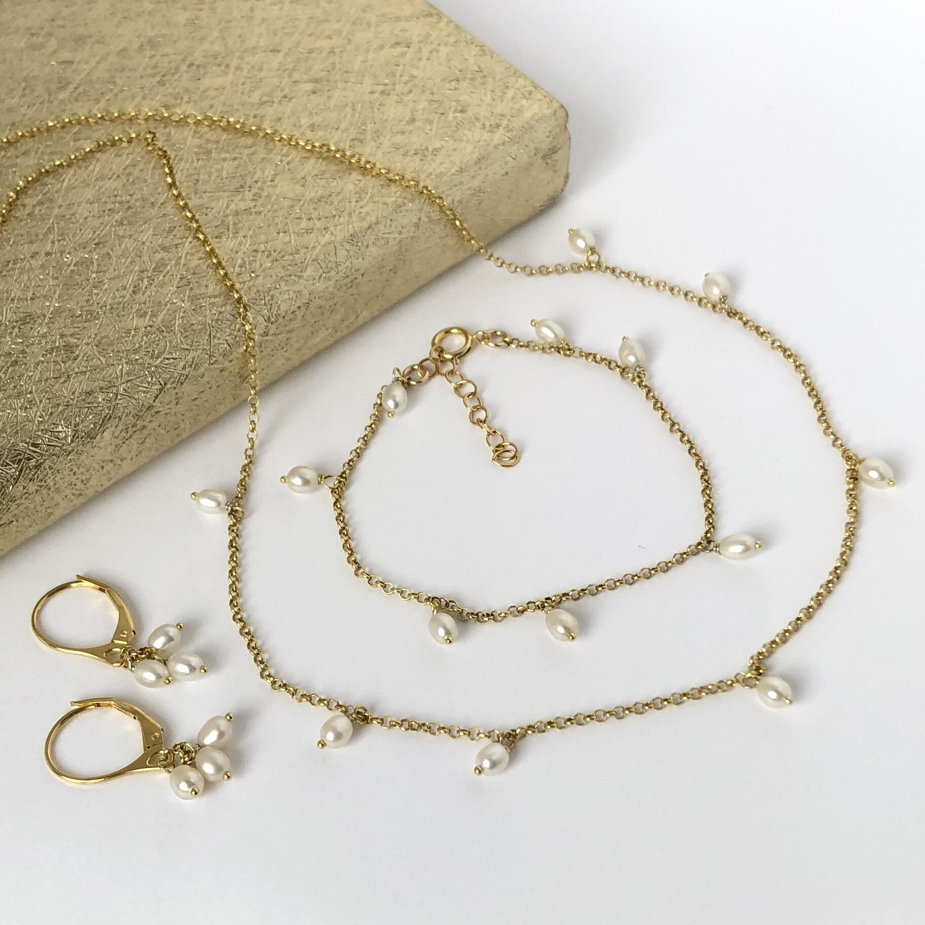 Gold pearl drop collection