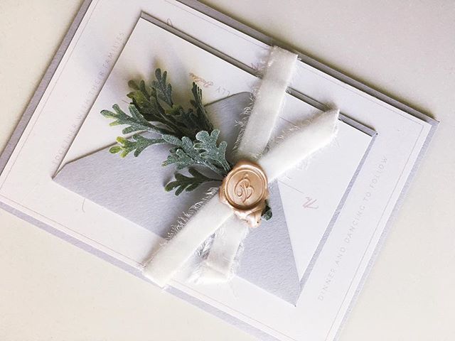 Two of my favorite things: paper & plants. All wrapped up into one envelope🌿