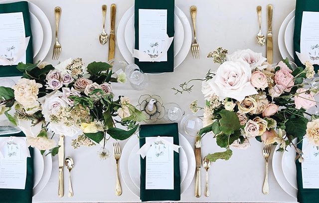 You guys, I just got this new style of invitation in & can’t wait to show it to you!! I clearly get way to excited over new paper products, but I just can’t help myself 🤷🏽♀️ Also, if ya zoom in on this you can check out some pretty menus😏 styling: @jade.magnolia