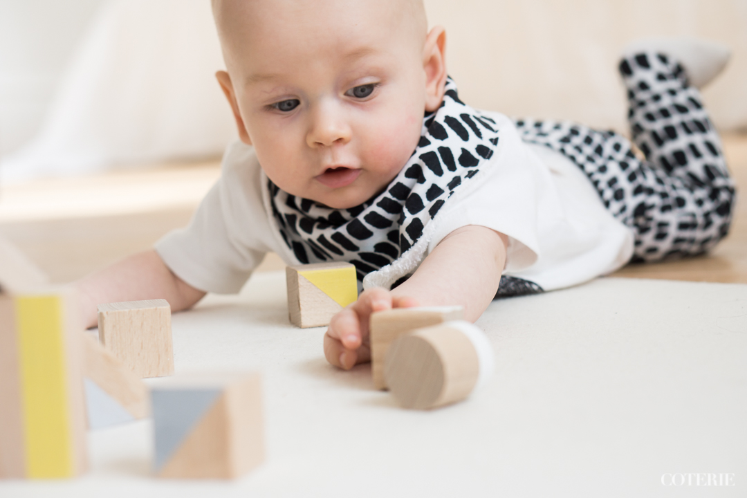 Aivan i-ha-nat puupalikat pieneltä brittimerkiltä Happy Little Folks ja housut sekä kauluri Fred & Noahilta myös UK:sta. Tuotteet saatu Instagram-näkyvyyttä ja valokuvia vastaan