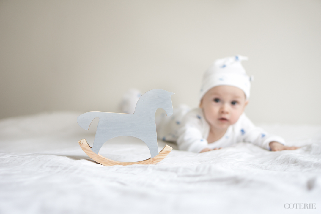 Supersuloinen yöpaita sekin brittimerkiltä Didi & Bud , jolta on juuri tulossa lauantaina iiiiihania uusia juttuja <3 Keinuhevonen Happy Little Folksin (kuten puupalikatkin). Tuotteet saatu Instagram-näkyvyyttä ja valokuvia vastaan