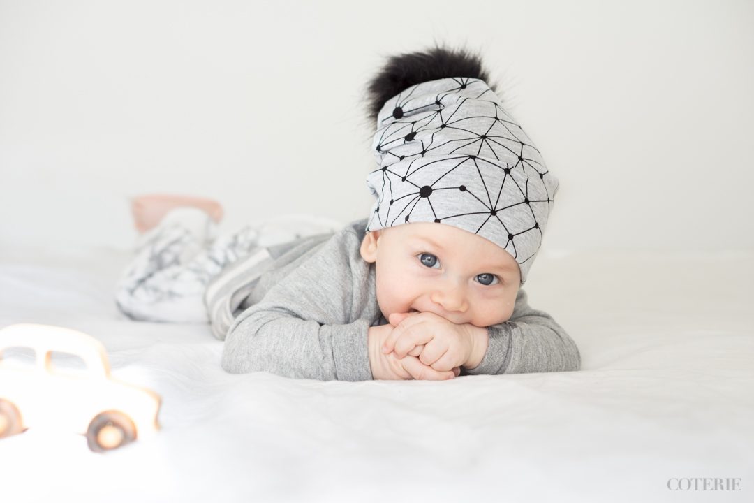 Myös veikeä tupsuhattu (huom. turkis ei ole aitoa) briteistä pikkuväen päähineisiin erikoistuneelta Cud & Co:lta ja peura-aiheinen peitto Fred & Noahilta . Tuotteet saatu Instagram-näkyvyyttä ja valokuvia vastaan