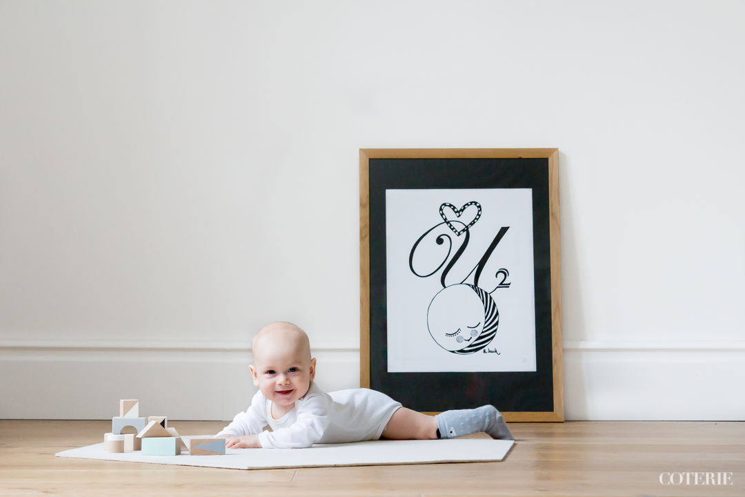 Suloinen Love you 2 the moon & back -juliste norjalaiselta Tittteiltä . Juliste saatu Instagram-näkyvyyttä ja valokuvia vastaan