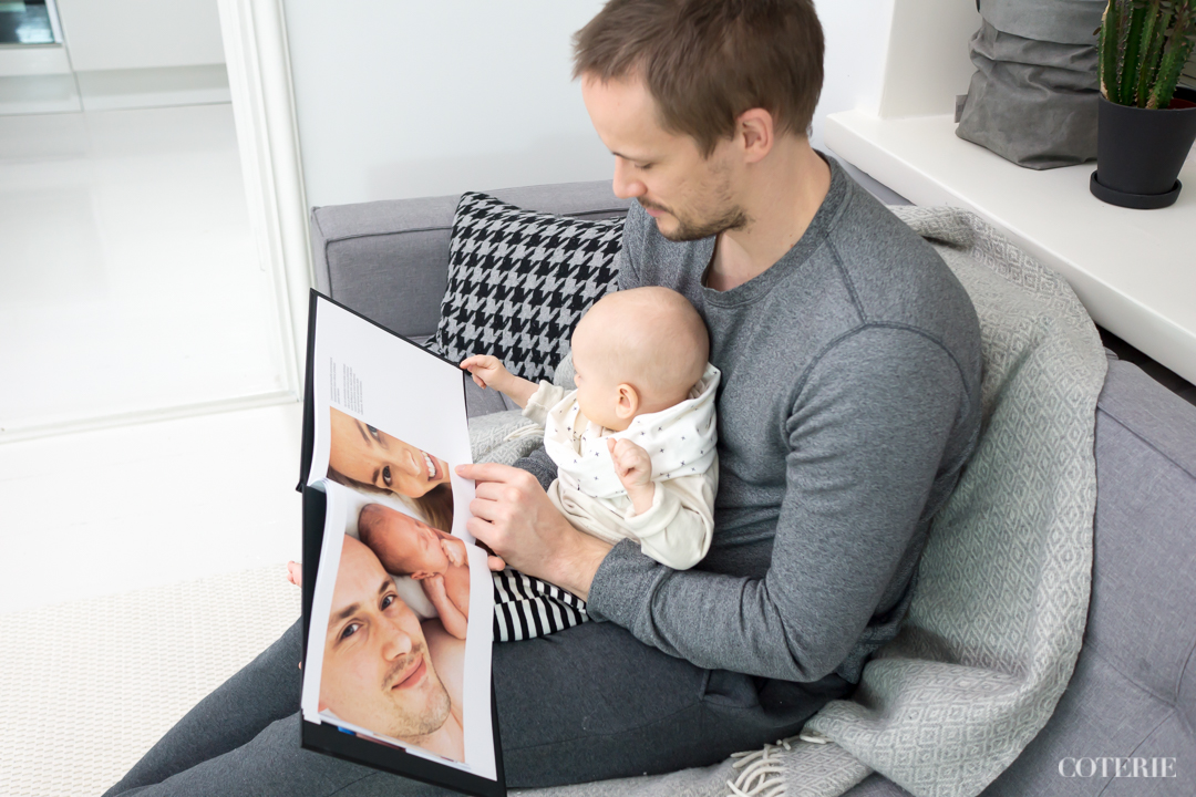 Ensimmäinen perheselfie äitienpäivänä W:n ollessa yhdeksän päivän ikäinen. <3 Huomaa miten pieni käsi hakeutuu sivun reunaan. Olemme lukeneet W:lle paljon jo hyvin varhaisesta iästä lähtien ja "käännetään sivua" on sanapari, jonka sisällön hän mielestäni ymmärtää. 