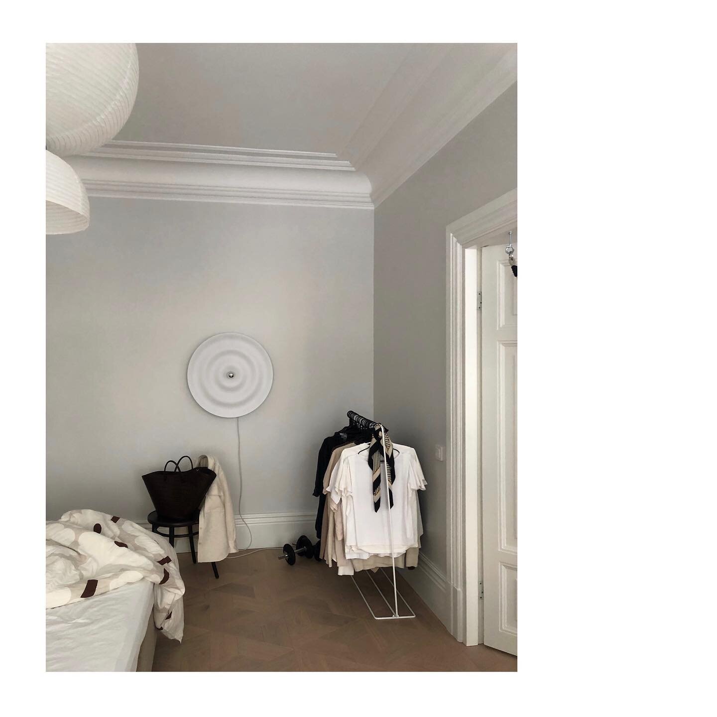 Relaxed bedroom corner captured spontaneously with a mobile 🙈
Btw I would need a new a bit more sturdy rack for the clothes. Let me know If you have any recommendations! 🙏🏻 
&bull;
&bull;
&bull;
&bull;
#almalight #myhome #ourhome #interior #interi