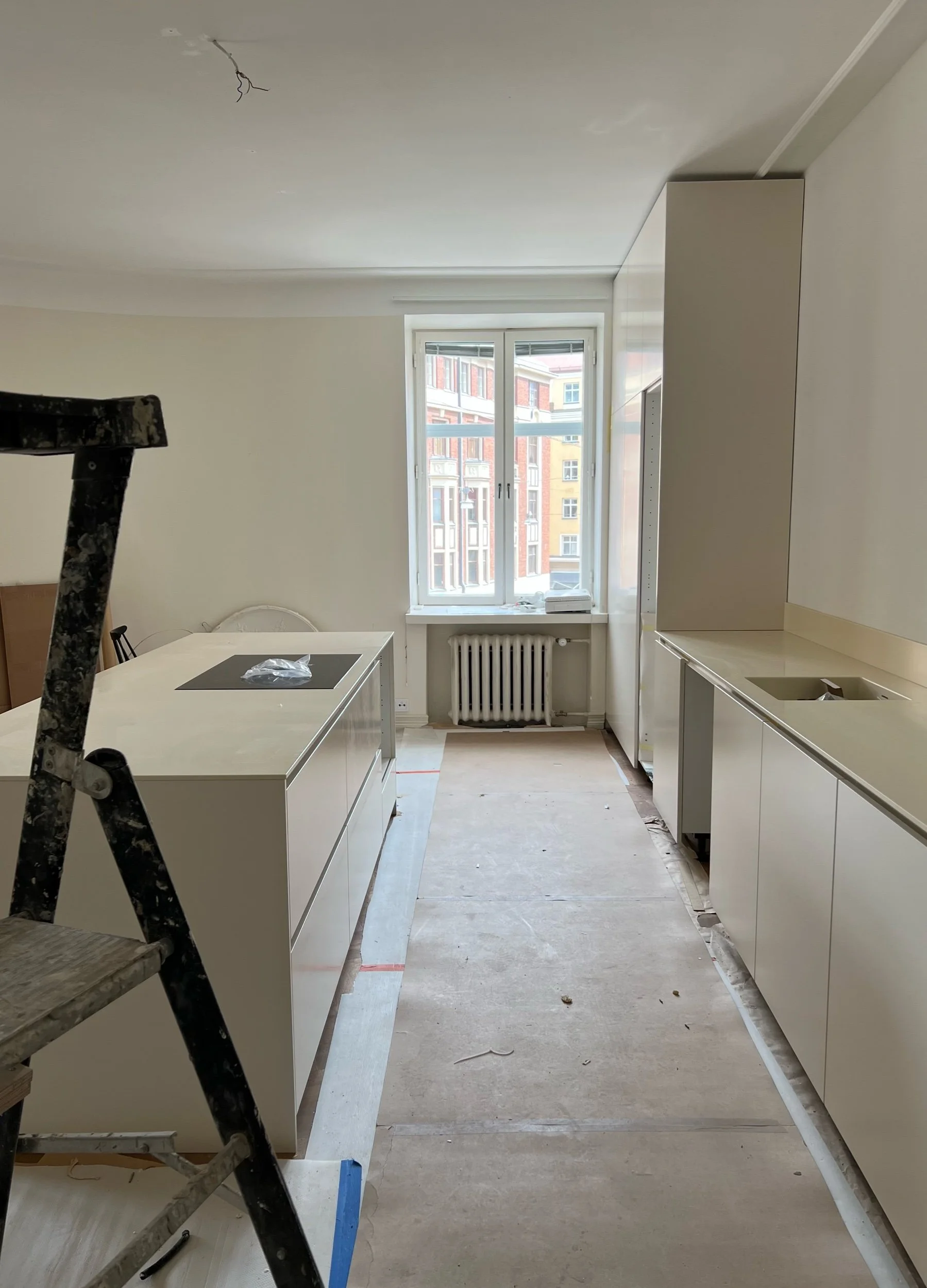 Keittiön asennus etenee