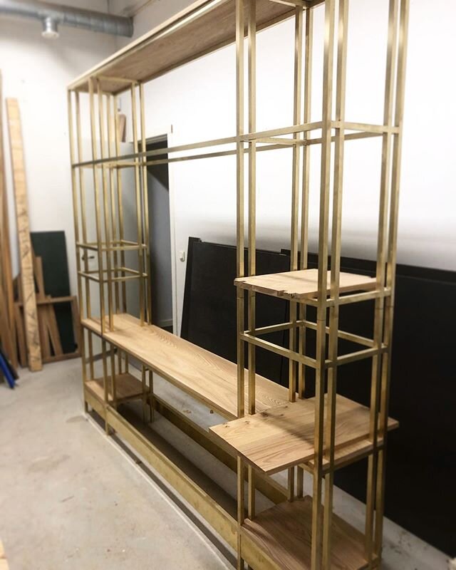 Brass and elm shelf under construction 📐 /
_______________________________________________________ #stillback #handmade #bespoke #woodenfurniture #furniture #furnituredesign #varum&auml;rkesgestaltning #details #design #detaildesign #officedetails #