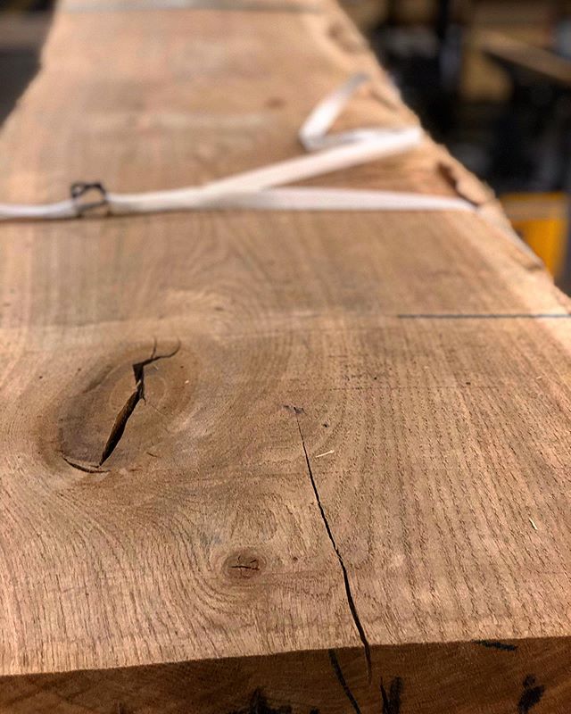 Who doesn&rsquo;t love a big piece of hard wood? 😍 /
_______________________________________________________ #stillback #handmade #bespoke #woodenfurniture #furniture #furnituredesign #varum&auml;rkesgestaltning #details #design #detaildesign #resta