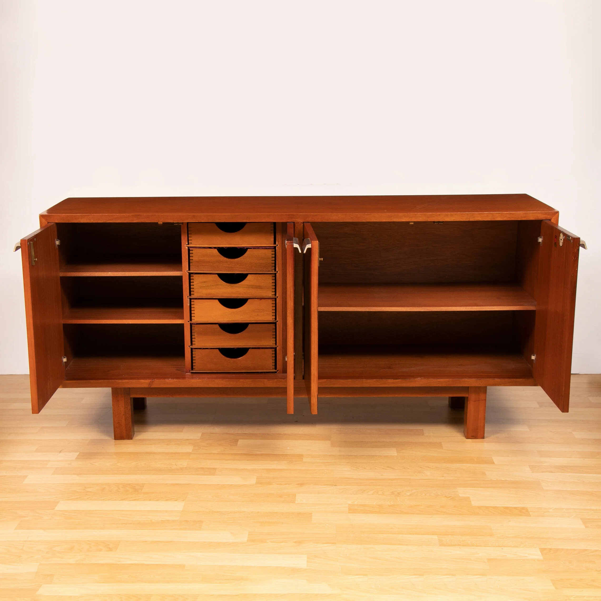 teak-sideboard-by-scottish-manufacturer-andrew-thomson-of-glasgow_48_36307c.jpg