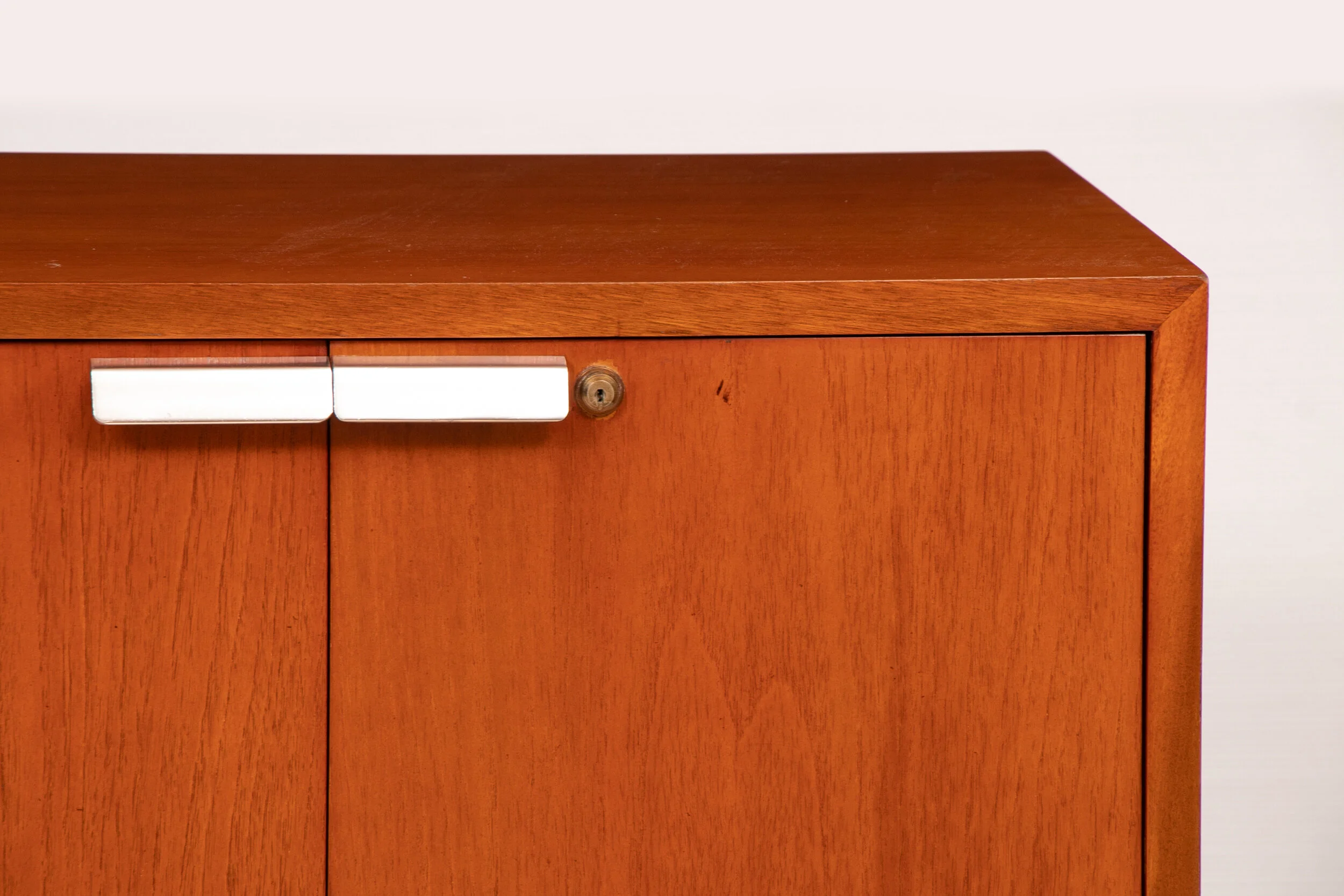 teak-sideboard-by-scottish-manufacturer-andrew-thomson-of-glasgow_48_36307b.jpg