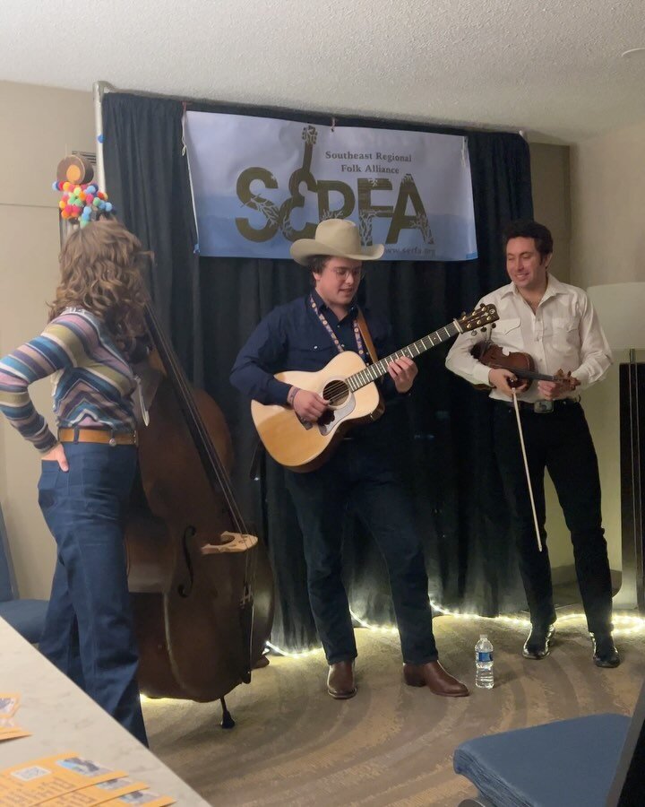 Second half of the @folk_alliance SERFA room includes @brianashleyjones @timeastonsongwriter @brianblakeguitar @noahgfowler thanks for coming to room 755 #folk #southeast #musicconference