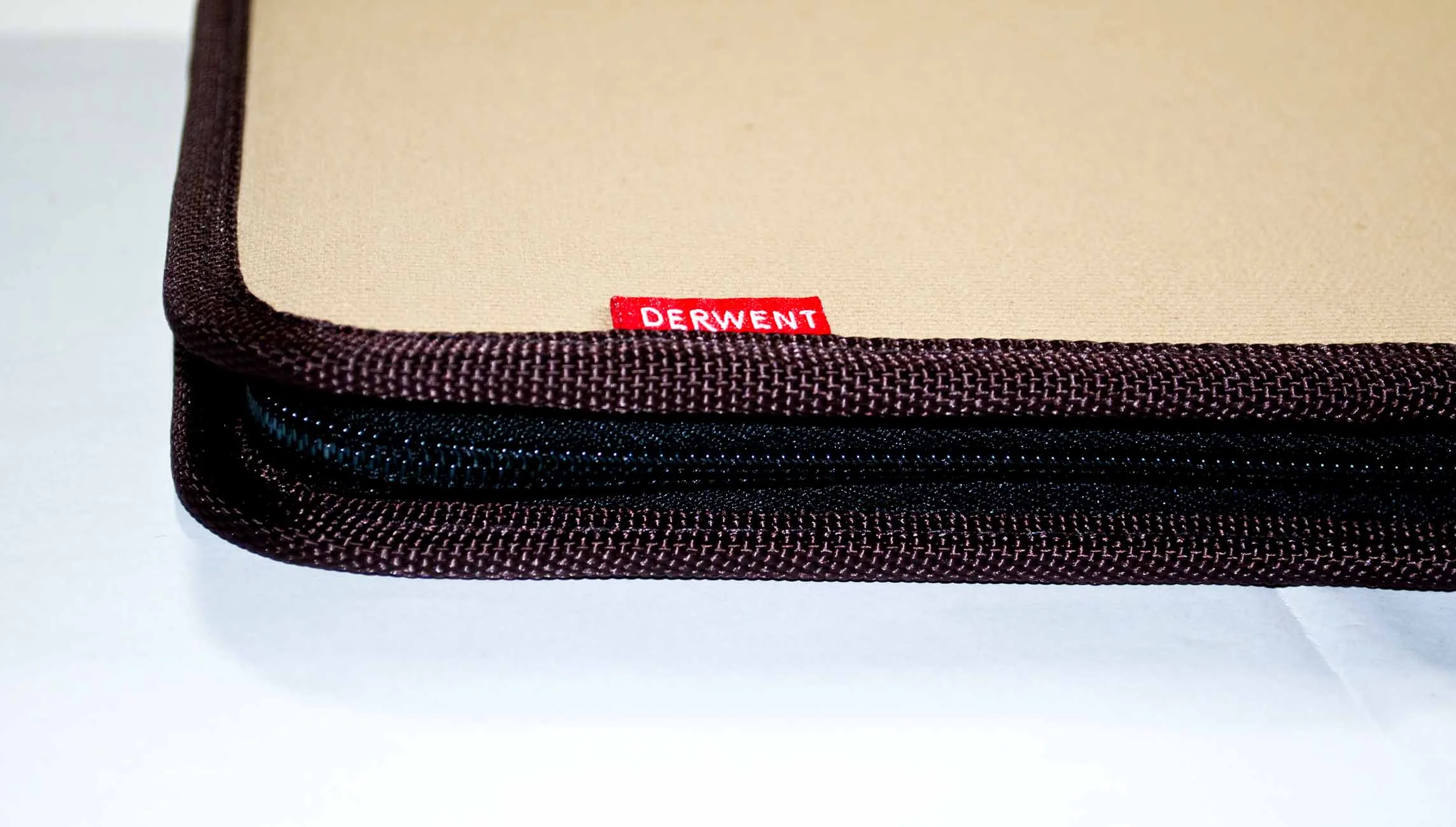 Derwent Folio Zip Side.jpg