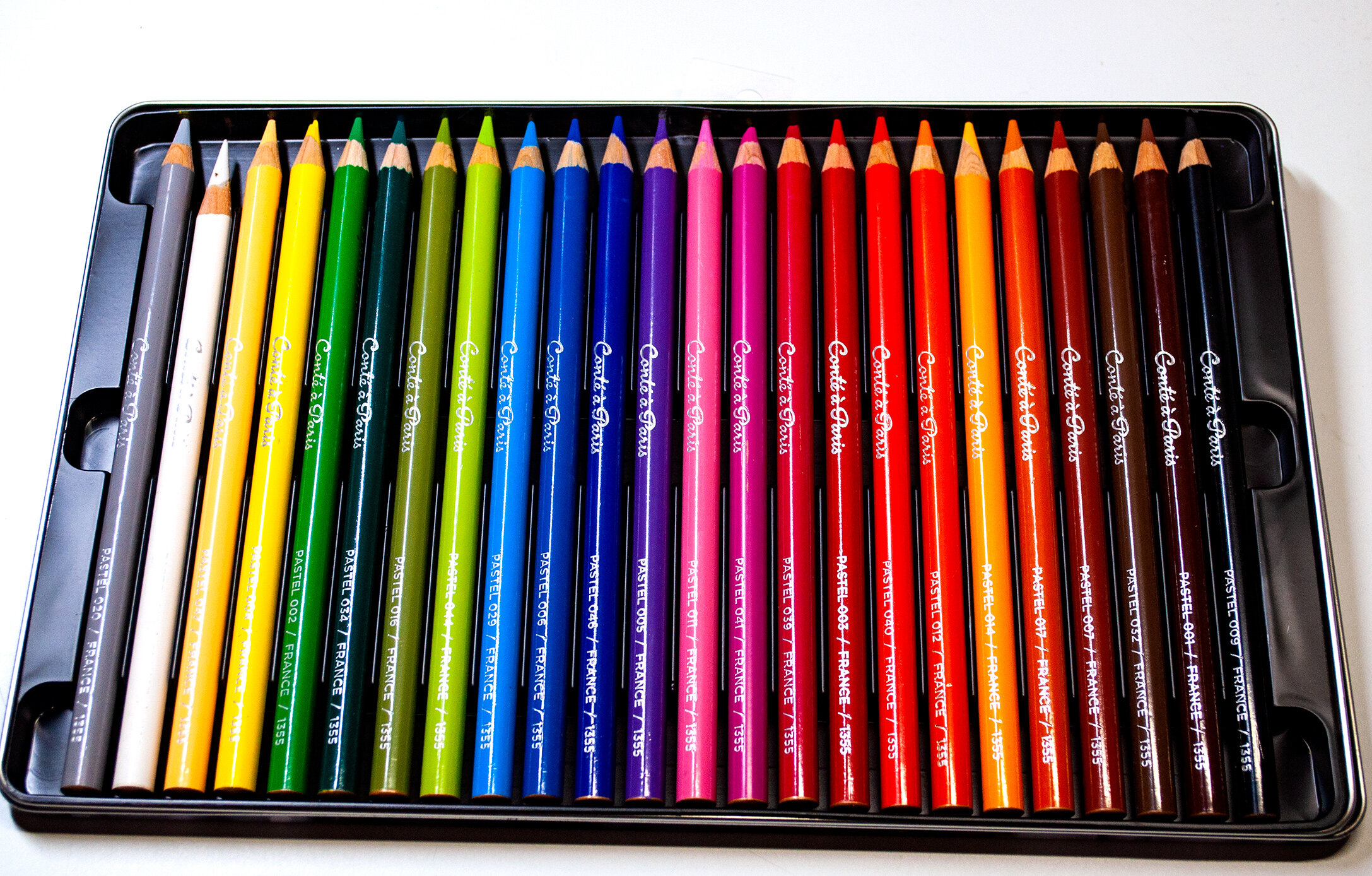 ASSORTED SET OF 12 IN TIN PASTEL PENCILS CONTE A PARIS