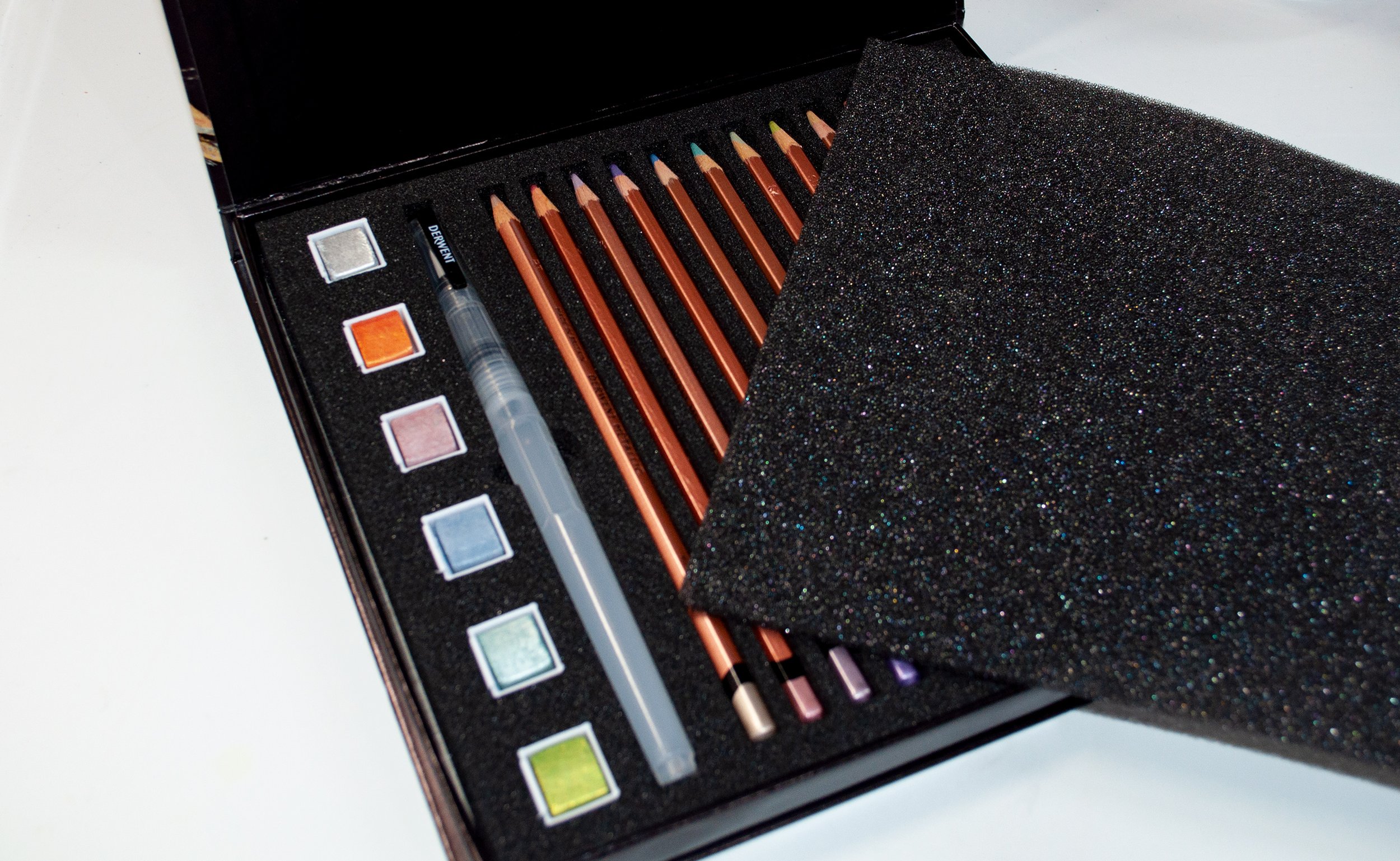 Derwent Metallic Paint Pan set (12 colours) with elements Black