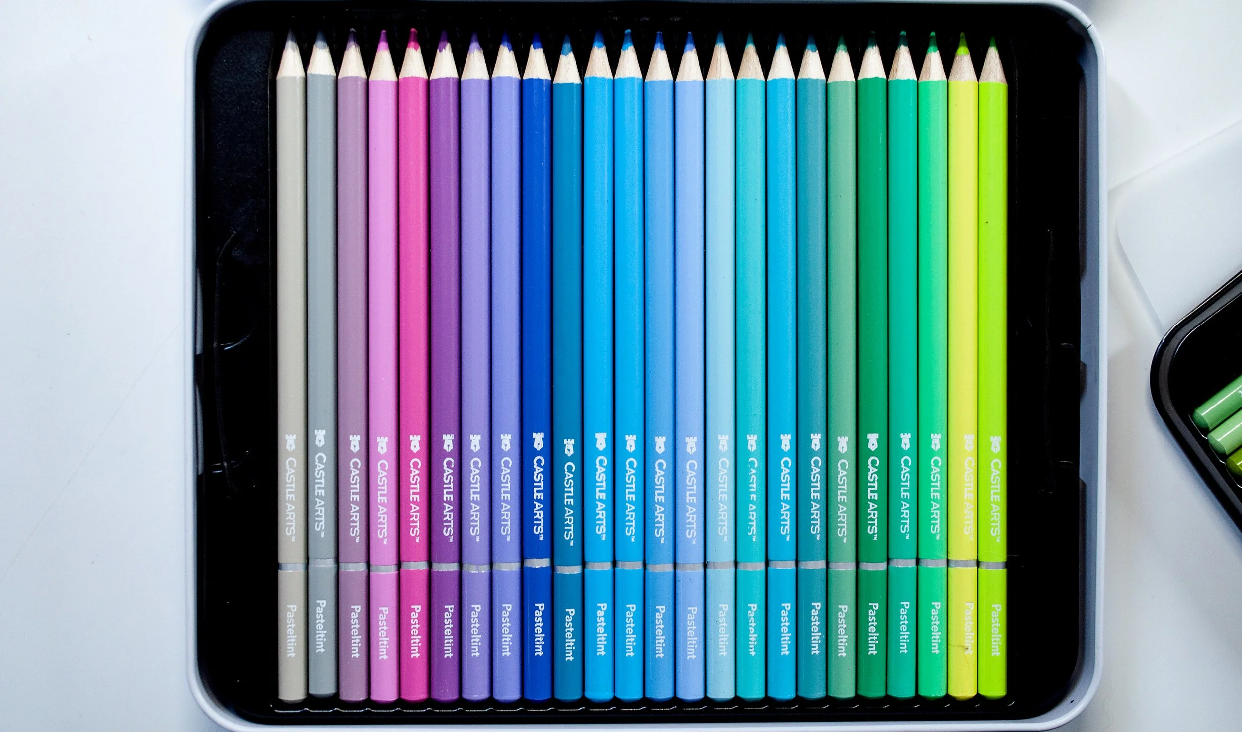Castle Art Supplies 48 Pasteltint Kleurpotloden Set In Presentatieblik - Professionele Kwaliteit Voor Kunstenaars