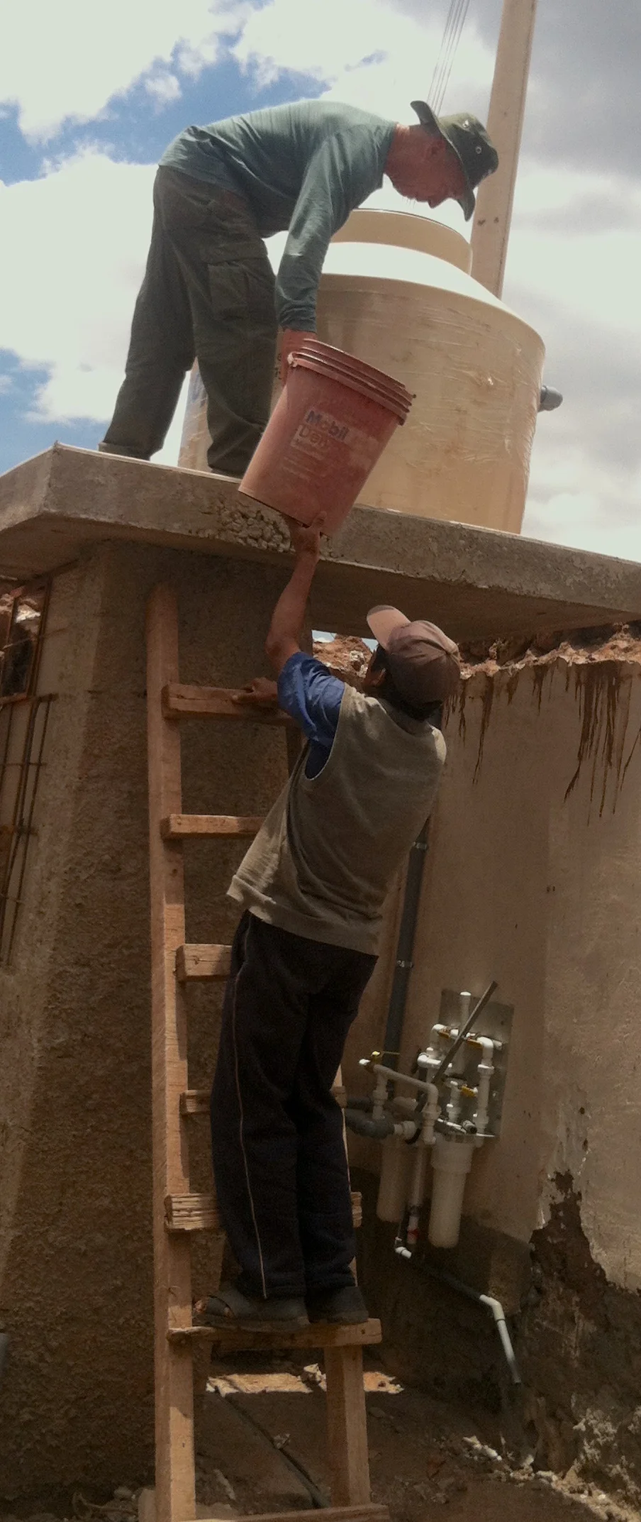 Bringing sand to tank Yuncaypata.jpg
