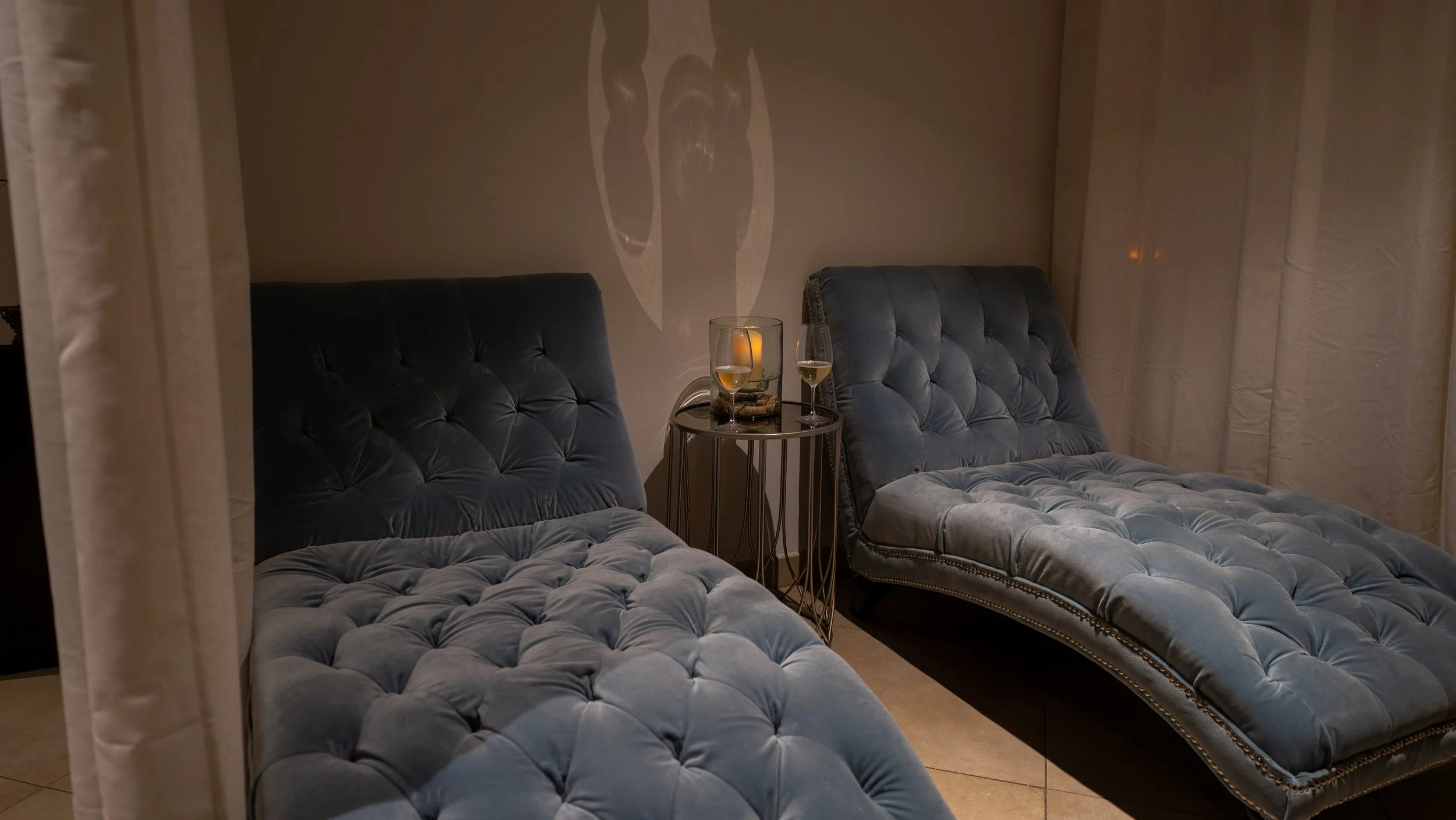 Relaxation lounge at Sole’renity Spa with blue chaise lounges for guests before and after treatments
