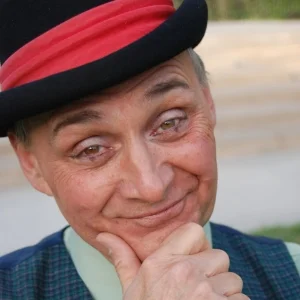 Tom Pierce Tom Pierce studied Children's Theater and Mime at Florida State University. He is a professional clown, mime, and actor. Tom and his wife Susan (also a mime) toured for over 20 years in schools, theaters, colleges, and festivals. Tom has performed in thirty states and seven countries. 