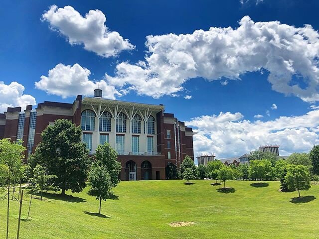 Pretty sure I said &ldquo;Gosh, the weather is just perfect&rdquo; at least 💯times today |PS - 👀 @ the tower progress|.
.
.
.
#sharethelex #livinlex #lexingtonky #lexky #lexington #universityofkentucky #uk #willyt #ukwildcats #kysummer