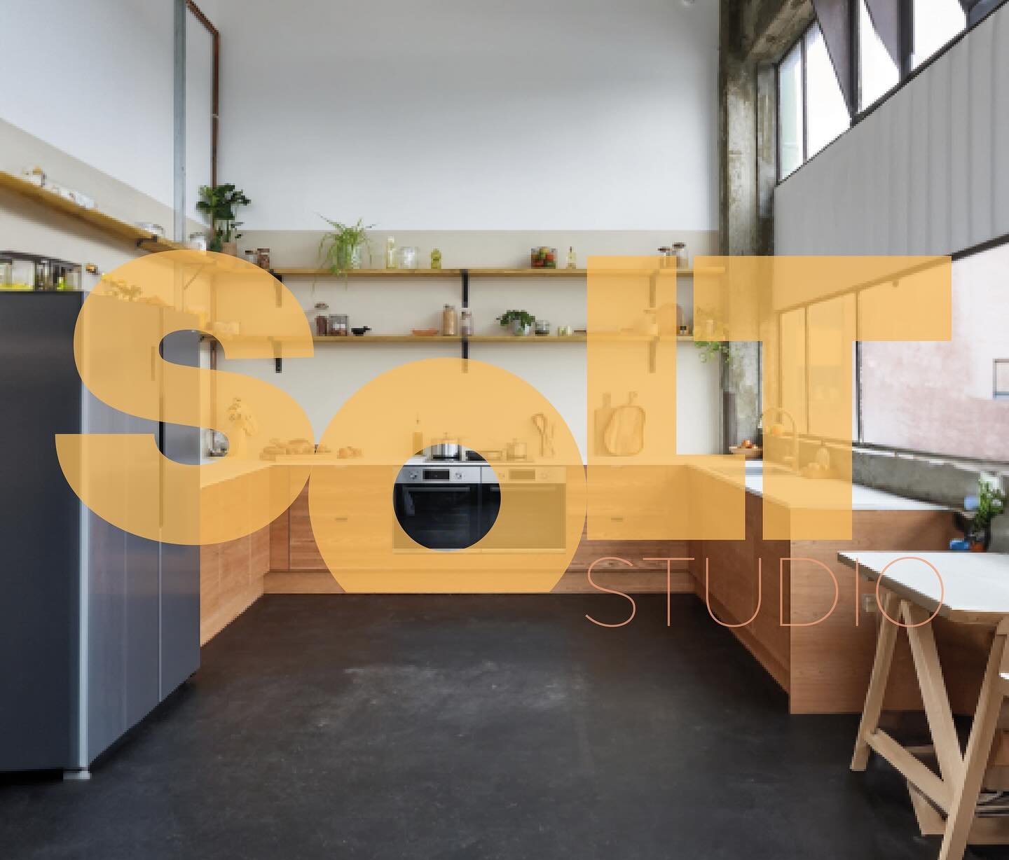 ello ello! 

back with a sunny disposition - @izyhossack on the 📸

new events and sunnier pics soon!