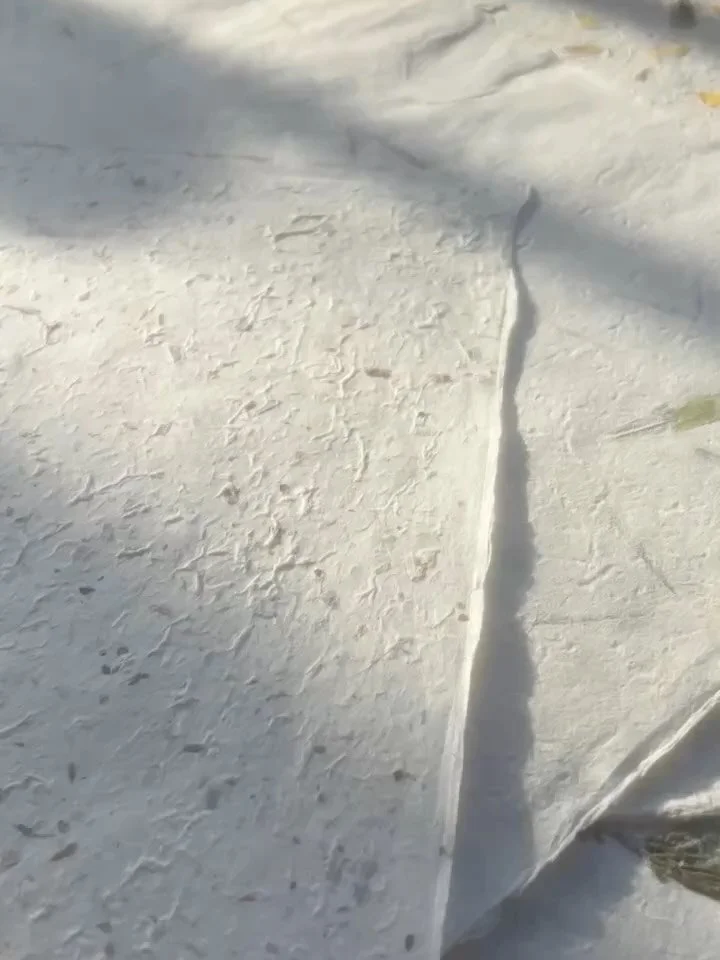 Spotlight on our stuuuuunning handmade papers to cheer you all up on this grey and miserable Monday! Not to mention the beautiful afternoon light we get here in the studio 💡🌅

These beauties make such good textured backgrounds for all sorts of thin