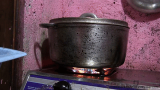 Cooking topsi from fresh bananas.