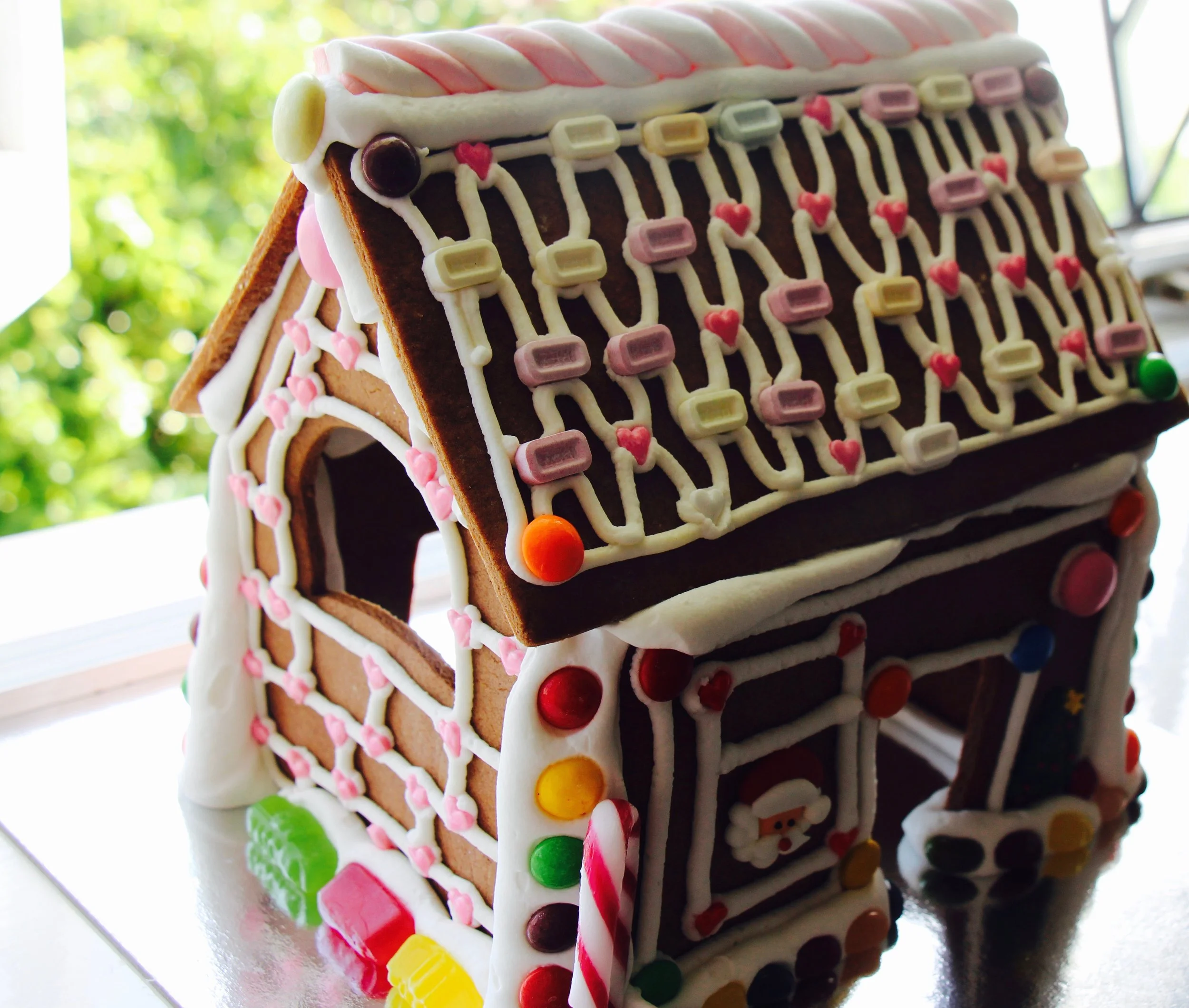 A very special pink-featured Christmas gingerbread house!