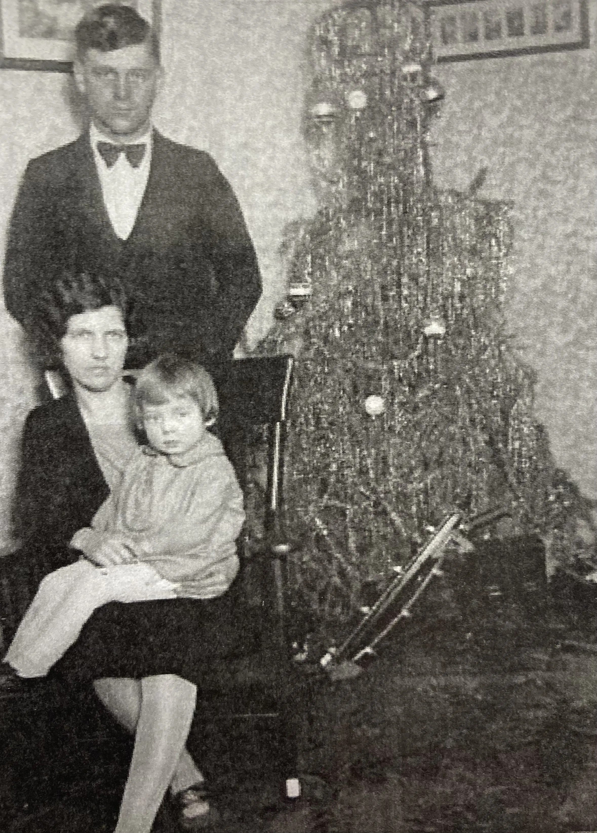 Melvin's parents, little sister, and the Christmas Tree